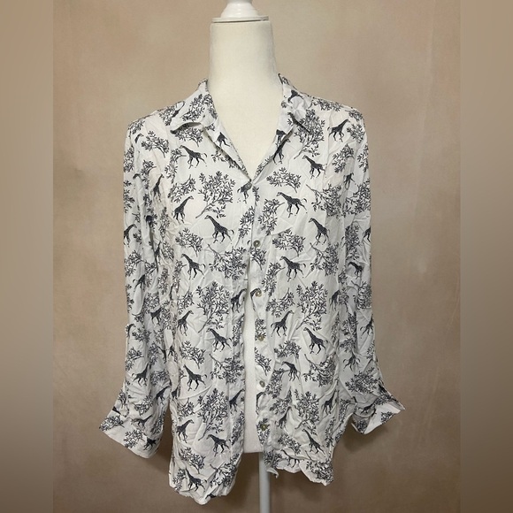 Jane & Delancey EUC novelty giraffe print relaxed fit button down size M - Picture 2 of 8